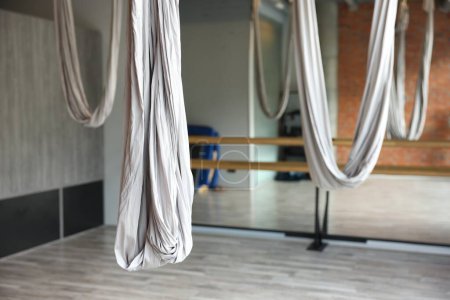 Foto de Muchas hamacas para el yoga de la mosca en estudio, espacio para el texto - Imagen libre de derechos