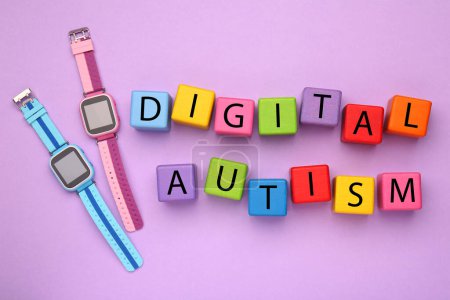 Phrase Autisme numérique fait de cubes colorés et smartwatches sur fond violet, position plate. Comportement addictif
