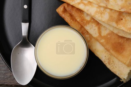 Téléchargez les photos : Savoureux lait condensé et crêpes sur plaque, vue de dessus - en image libre de droit