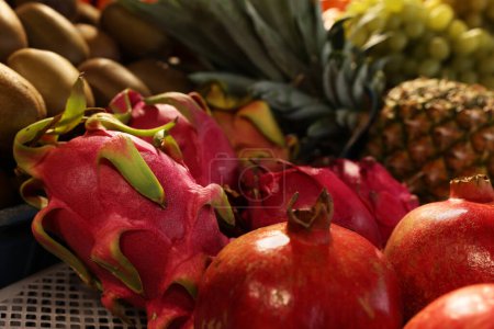 Foto de Muchas frutas frescas diferentes en el mostrador en el mercado, primer plano - Imagen libre de derechos