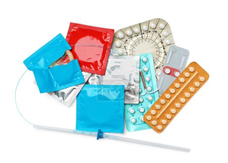 Píldoras anticonceptivas, condones y dispositivos intrauterinos aislados en blanco, vista superior. Diferentes métodos anticonceptivos