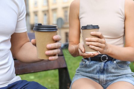 Téléchargez les photos : Café à emporter. Couple avec gobelets en papier à l'extérieur, gros plan - en image libre de droit