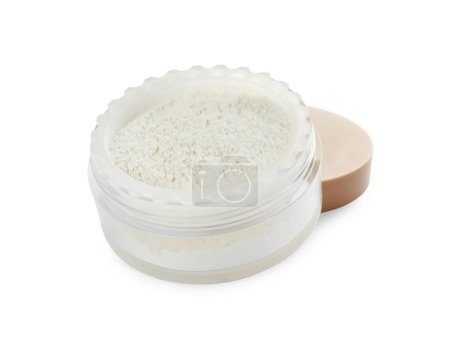 Polvo facial suelto de arroz sobre fondo blanco. Producto de maquillaje