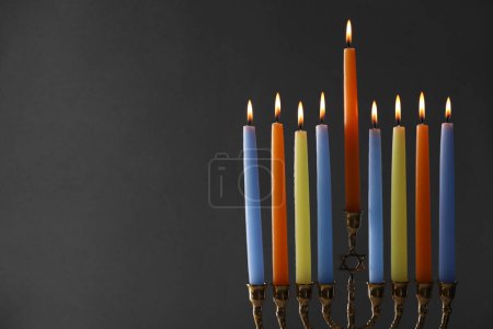 Téléchargez les photos : Hanoukka fête. Menorah avec des bougies allumées sur fond gris, gros plan. Espace pour le texte - en image libre de droit