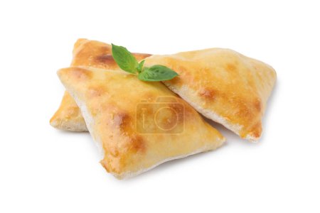Foto de Deliciosas samosas y albahaca aisladas en blanco - Imagen libre de derechos