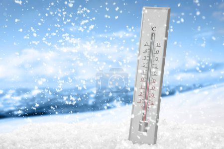 Termómetro meteorológico bajo nieve cayendo al aire libre en el día de invierno, espacio para texto