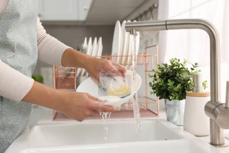 Foto de Tazón de lavado de mujer en el fregadero en la cocina, primer plano - Imagen libre de derechos