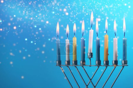 Téléchargez les photos : Hanoukka fête. Menorah avec des bougies allumées sur fond bleu clair, gros plan. Espace pour le texte - en image libre de droit
