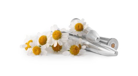 Balles en métal et belles fleurs isolées sur blanc