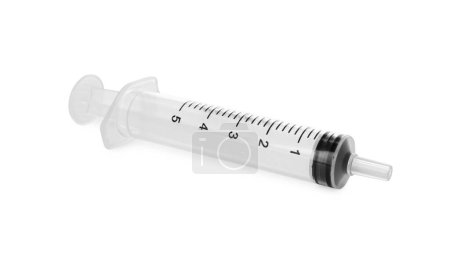 Une nouvelle seringue médicale isolée sur blanc