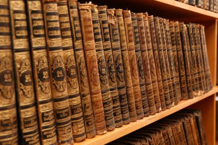 Sammlung alter Bücher im Regal der Bibliothek