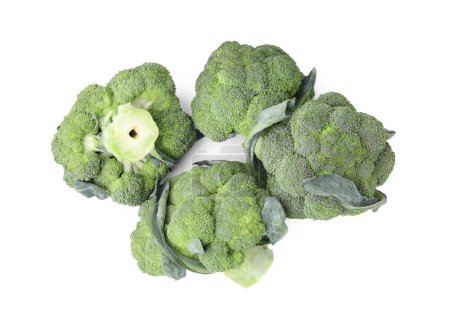 Foto de Montón de brócoli verde crudo fresco aislado en blanco, vista superior - Imagen libre de derechos
