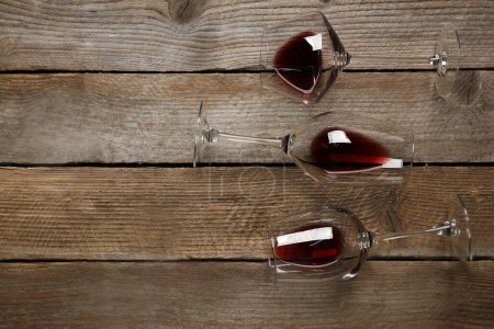 La vinification. Verres avec vin sur table en bois, pose à plat. Espace pour le texte