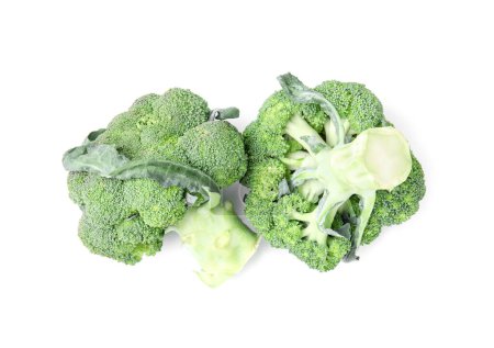 Foto de Brócoli verde crudo fresco aislado en blanco, vista superior - Imagen libre de derechos