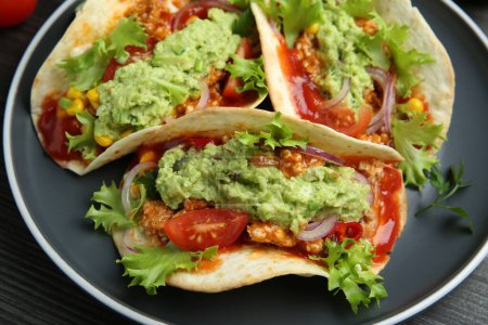 Foto de Deliciosos tacos con guacamole, carne y verduras en la mesa, primer plano - Imagen libre de derechos