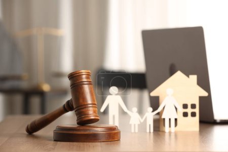 Téléchargez les photos : Concept de droit. Gavel, figures de parents avec enfants et maison sur table en bois - en image libre de droit