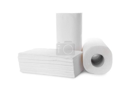 Téléchargez les photos : Rouleaux et pile de serviettes en papier isolées sur blanc - en image libre de droit