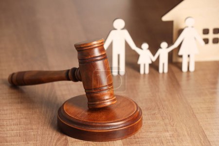 Téléchargez les photos : Concept de droit. Gavel, figures de parents avec enfants et maison sur table en bois, gros plan - en image libre de droit