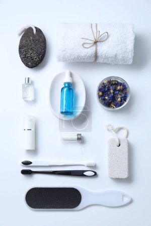 Accessoires de bain. Composition à plat avec produits de soins personnels sur fond blanc