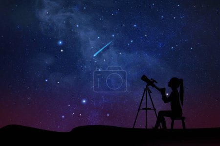 Téléchargez les photos : Astronomie. Silhouette de petite fille avec télescope lors d'une nuit étoilée en plein air. Espace pour le texte - en image libre de droit