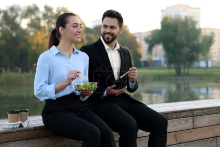Téléchargez les photos : Des gens d'affaires souriants passent du temps ensemble pendant le déjeuner à l'extérieur. Espace pour le texte - en image libre de droit