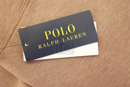 Foto de Leiden, Países Bajos - 6 de diciembre de 2023: Polo Ralph Lauren etiquetas de ropa en la prenda marrón, vista superior - Imagen libre de derechos