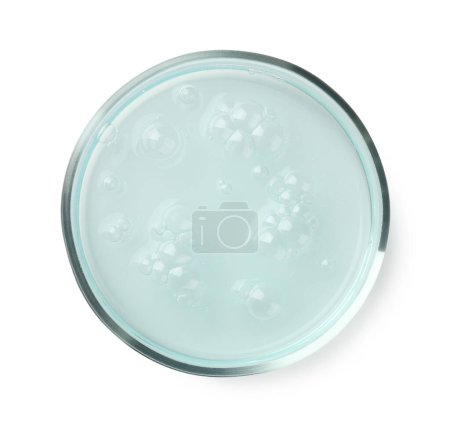 Foto de Placa Petri con muestra líquida azul claro sobre fondo blanco, vista superior - Imagen libre de derechos