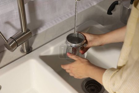 Foto de Mujer lavando moka olla en el lavabo en la cocina, primer plano - Imagen libre de derechos