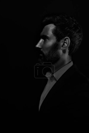Silhouette d'homme dans l'obscurité. Portrait sur fond noir