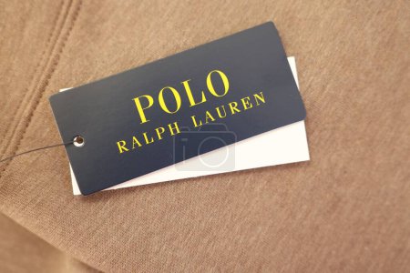 Foto de Leiden, Países Bajos - 6 de diciembre de 2023: Polo Ralph Lauren etiquetas de ropa en la prenda marrón, vista superior - Imagen libre de derechos