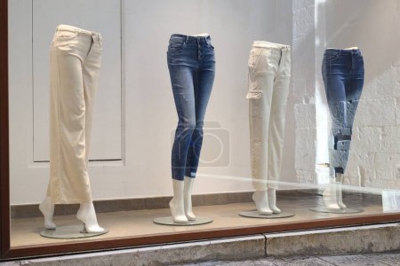 Téléchargez les photos : Présentoir de magasin avec mannequins en pantalon élégant - en image libre de droit