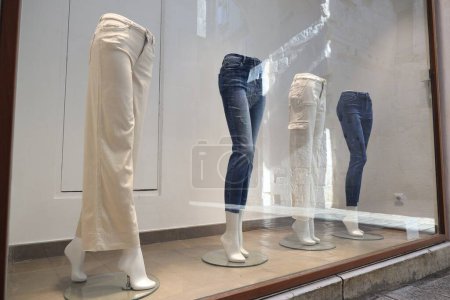 Téléchargez les photos : Présentoir de magasin avec mannequins en pantalon élégant - en image libre de droit