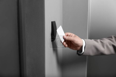 Téléchargez les photos : Homme ouvrant serrure de porte magnétique avec carte clé, gros plan. Sécurité intérieure - en image libre de droit