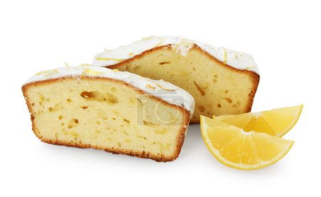 Foto de Trozos de sabroso pastel de limón con esmalte y cuñas de cítricos aislados en blanco - Imagen libre de derechos