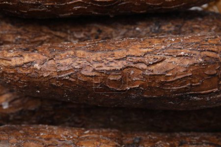 Téléchargez les photos : Racines de manioc fraîches comme arrière-plan, vue du dessus - en image libre de droit