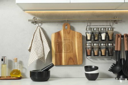 Foto de Tableros de corte de madera y otros utensilios de cocina en encimera blanca en la cocina - Imagen libre de derechos