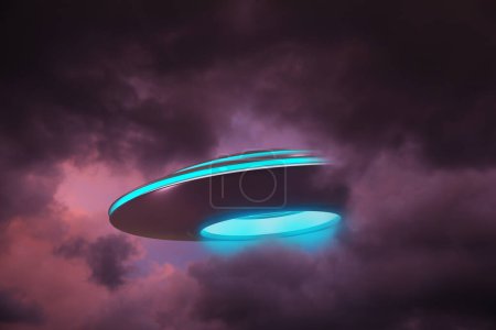 UFO. Außerirdisches Raumschiff zwischen Wolken am Himmel. Außerirdische Besucher