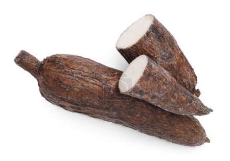 Téléchargez les photos : Racines de manioc entières et coupées isolées sur blanc, vue de dessus - en image libre de droit