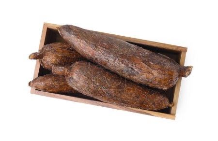 Téléchargez les photos : Racines de manioc entières dans une caisse en bois isolée sur fond blanc, vue de dessus - en image libre de droit