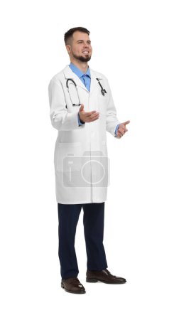 Arzt im Mantel mit Stethoskop auf weißem Hintergrund