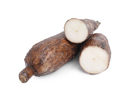 Téléchargez les photos : Racines de manioc entières et coupées isolées sur blanc - en image libre de droit