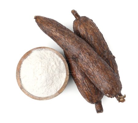 Téléchargez les photos : Bol avec farine de manioc et racines isolées sur blanc, vue sur le dessus - en image libre de droit