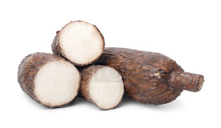 Téléchargez les photos : Racines de manioc entières et coupées isolées sur blanc - en image libre de droit