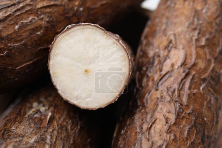 Téléchargez les photos : Racines de manioc entières et coupées en gros plan - en image libre de droit