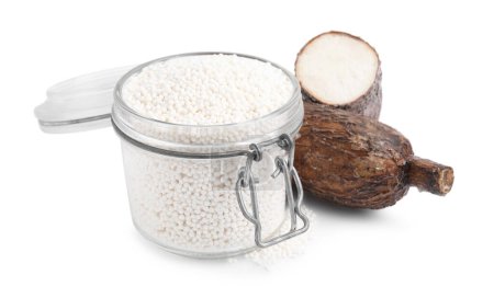 Téléchargez les photos : Perles de tapioca dans un pot et des racines de manioc isolées sur du blanc - en image libre de droit