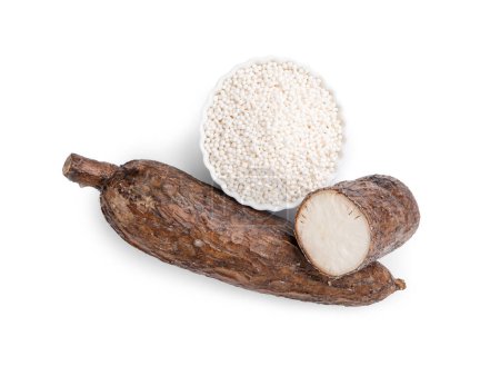 Téléchargez les photos : Perles de tapioca dans un bol et racines de manioc isolées sur blanc, vue du dessus - en image libre de droit