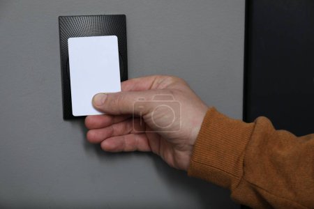 Téléchargez les photos : Homme ouvrant serrure de porte magnétique avec carte clé, gros plan. Sécurité intérieure - en image libre de droit