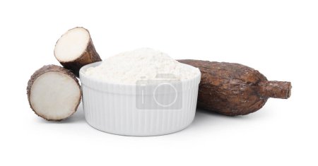 Téléchargez les photos : Bol avec farine de manioc et racines isolées sur blanc - en image libre de droit
