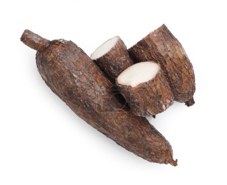 Téléchargez les photos : Racines de manioc entières et coupées isolées sur blanc, vue de dessus - en image libre de droit