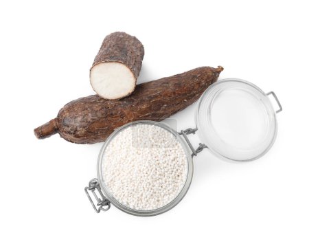 Téléchargez les photos : Perles de tapioca en pot et racines de manioc isolées sur blanc, vue du dessus - en image libre de droit